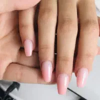 مدل برای انجام خدمات ناخن