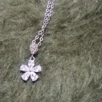 گل تو گردنی نقره کار نگین روش قشنگ کار شده