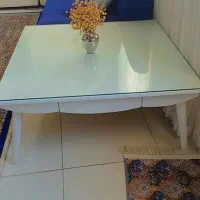 یک عدد میز بزرگ سفید شیک