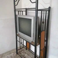 تلوزیون و میز