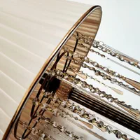 آباژور ایستاده کنار سالنی شیک
