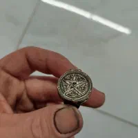 انگشتر قدیمی از پدر بزرگم به من رسیده.