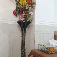 گلدان شیشه ای همراه گل ها