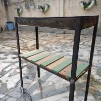 منقل ایستاده.