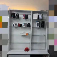 ویترین جلو دارای طبقات شیشه ای