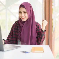 همکار خانم طراح و گرافیست