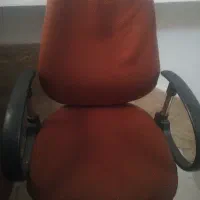 یک عدد صندلی چرخ دار اداری سالم ب شرط