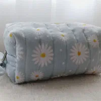 کیف میکاپ دست‌دوز طرح بابونه (جادار و شیک)