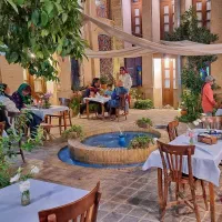 همکار خانم صندوق دار در رستوران نیازمندیم