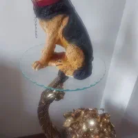 میز به همراه مجسمه