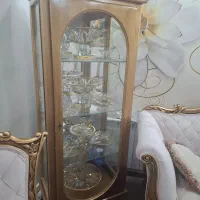 ویترین چوبی طلایی رنگ