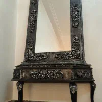 یک عدد آینه و میز چوبی