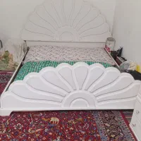 تخت دو نفره و میز همراه
