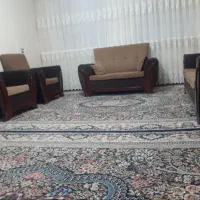 مبل راحتی و جاکفشی ایستاده