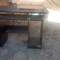 یک عدد میز کامپیوتر تمیز و در حد نو