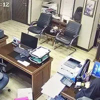 کارمند خانم جوان