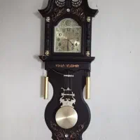 ساعت دیواری کاملآ سالم در حال استفاده