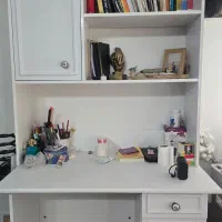 میز تحریر و کتابخانه