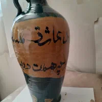 کوزه بزرگ سفالی خطاطی شده.‌شعر