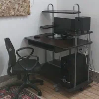 کامپیوتر همراه با میز و صندلی