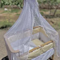 گهواره کنار مادر