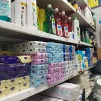 به یک کارگر ساده درخواربار فروشی