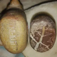 مهره ومجسمه سنگی