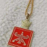 گردنبند شهباز (عقاب شاهی) و تاج پهلوی