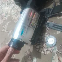 دوبین فیلم برداری داری نوار گذاشتن