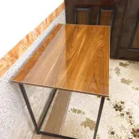 میز مطالعه و لپ تاپ