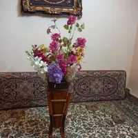 گلدان بلندزیبا  همراه انواع و اقسام‌گلهای خارجی