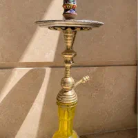 قلیان سنتی برنجی با تنگ شیشه‌ای و سری دست‌ساز