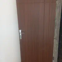 درب چوبی اتاق با قفل