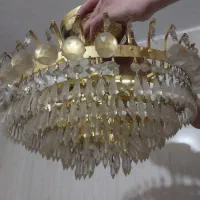 تعداد زیادی لوستر