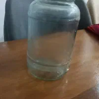 تعدادی شیشه خالی نیم تا۲کیلوی به مقدار زیاد