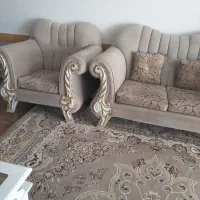 یک دست مبل هفت نفره همراه با میز پای مبلی