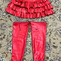 پیرهن چرم و بوت بلند چرم قرمز