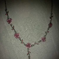 گردنبند گل رز رنگ ثابت و بسیار زیبا