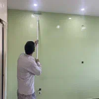 رنگ کاری کاغذ دیواری کنار سقف کاذب