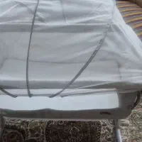 گهواره و تخت کنار مادر