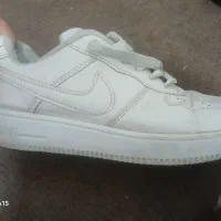 سه جفت کفش باهم|کیف، کفش، کمربند|اصفهان, باغ دریاچه|دیوار