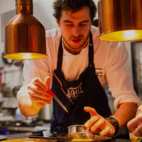 استخدام سر اشپز آقا و خانم . نیروی خدماتی خانم|استخدام خدمات فروشگاه و رستوران|کاشان, زیدی|دیوار