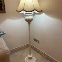 آباژور ایستاده