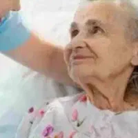 به یک پرستار برای رسیدگی از سالمند خانم نیازمندم