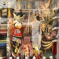 فروشنده خانم مجرد و با تجربه