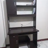 میز تحریر و کامپیوتر کتابخانه دار