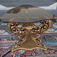 میز عسلی با شیشه دودی ضخیم جلو مبلی شیک