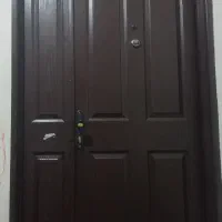 درب چوبی با چهار چوب و قفل