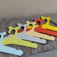 چوب لباسی  و لباس نوزاد نو