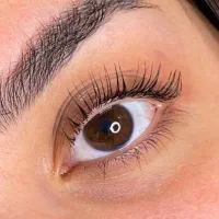 ارائه خدمات تخصصی لیفت و لمینت مژه و ابرو